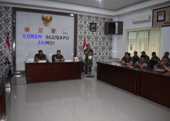 Korem 042/Gapu Terima Taklimat Awal Tim Pengawas Post Audit Itdam II/Sriwijaya di Makodim jajaran, Senin (03/04/2023). [Dok. Penrem 042/Gapu-Hatta]