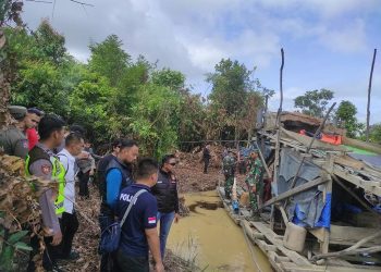 Penyidik Ditreskrimsus Polda Jambi yang dipimpin Kasubdit Subdit IV/ Tipidter, AKBP Arief Ardiansyah Prasetyo saat mengungkap jaringan PETI di Bungo, Jumat malam (31/03/23) lalu. [Dok. Humas Polda Jambi]