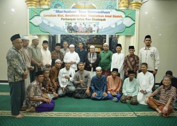 Antusias warga yang ingin berfoto bersama Gubernur Al Haris usai melaksanakan Salat Tarawih di Masjid Al Ikhlas, Lebak Bandung, Kota Jambi, Senin (03/04/2023). [Foto: Riki]