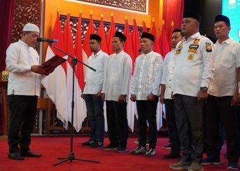 Gubernur Al Haris saat melantik dan mengukuhkan panitia Rakernas APDESI di Rumdis Senin (03/04/2023) malam. (Dok. Diskominfo/Novri)