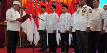 Gubernur Al Haris saat melantik dan mengukuhkan panitia Rakernas APDESI di Rumdis Senin (03/04/2023) malam. (Dok. Diskominfo/Novri)