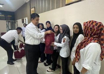 Penyerahan sembako kepada kepada PHL Ditresnarkoba Polda Jambi, Senin (03/04/23). [Dok. Humas Polda Jambi]