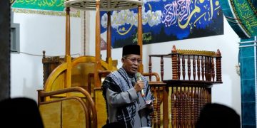 Wagub Sani Saat menyampaikan kata sambutan pada Safari Ramadhan di Masjid At-Taqwa Desa Ambai Bawah Kecamatan Sitinjai Laut Kabupaten Kerinci, Senin (03/04/2023). [Foto : Diskominfo/Agus Suprianto]