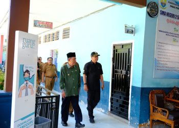 Wagub Sani saat Tinjau Proses Ujian Akhir Tahun di SMA N Kota Sungai Penuh, Selasa (04/04/2023). [Foto: Diskominfo/Agus Suprianto]