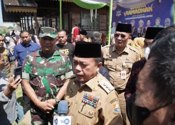 Gubernur Al Haris saat di wawancara awak media dalam pembukaan Bazar Ramadhan 1444 H Dekranasda Provinsi Jambi di Balai Kerajinan Rakyat Selaras Pinang Masak, Selasa (04/04/2023). [Foto: Diskominfo/Harun]