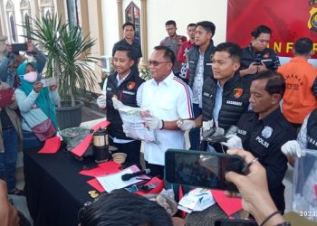 Ditreskrimsus Polda Jambi laksanakan press release kasus tindak pidana PETI di lobby utama gedung B Polda Jambi, Selasa (04/04/2023). [Foto: Aurduri.com/Ega]