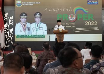 Al Haris saat menyampaikan kata sambutan dalam Anugerah Propet 2022 di auditorium rumah dinas Gubernur Jambi, Rabu (05/04/2023). [Foto: Diskominfo/Erit]