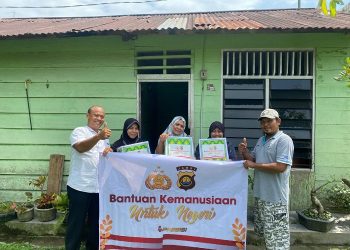 Kasi Tekintel Dit Intelkam Polda Jambi, AKBP Eko Tjahyo saat seruhkan paket sembako kepada warga Kelurahan Talang Bakung Rabu (05/04/2023). [Dok. Polda Jambi/Andry]