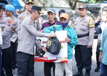 Pendistribusian Bansos kepada Warga Jakarta Utara, Rabu (05/04/2023).[Dok. Div Humas Polri]