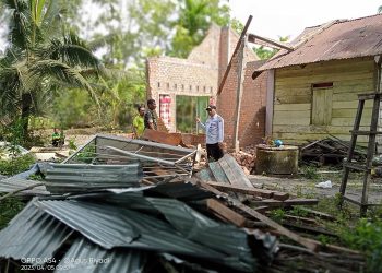 Camat Sungai Bahar, Agus Riyadi turun langsung melihat kondisi rusaknya rumah warga setempat, Selasa (4/4/23). [Foto: Agus Riyadi]