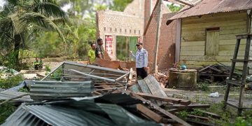 Camat Sungai Bahar, Agus Riyadi turun langsung melihat kondisi rusaknya rumah warga setempat, Selasa (4/4/23). [Foto: Agus Riyadi]
