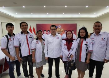 Foto bersama Ketum DPP Partai Perindo, Hary Tanoesoedibjo dan Ketua DPC HBB Kota Jambi, Ika Saragih beserta Pengurus usai acara Pelantikan di Aula Kantor DPP Partai Perindo, Jakarta Pusat, Rabu (05/03/23). [Foto: Carles Pudan Panggabean]