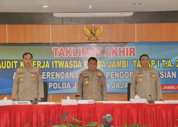 Wakapolda saat Pimpin Taklimat Akhir Audit Kinerja Itwasda Polda Jambi Tahap I di di Aula Gedung Lt. 4 Mapolda Jambi, Kamis (06/04/2023). [Dok. Humas Polda Jambi]