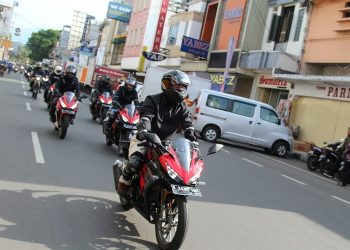 Ngabuburit aman saat naik motor, pastikan sepeda motor dalam performa sehat. [Dok. Sinsen/Ajeng]