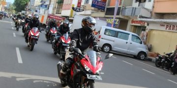 Ngabuburit aman saat naik motor, pastikan sepeda motor dalam performa sehat. [Dok. Sinsen/Ajeng]
