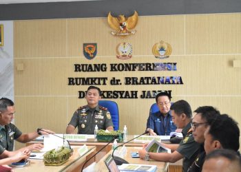 Danrem 042/Gapu saat Hadiri Rapat Dewan Pengawas Rumkit Dr. Bratanata Jambi di ruang rapat Husada Rumkit Dr. Bratanata Jambi, Kamis (06/04/2023) [Dok. Penrem 042/Gapu-Hatta]