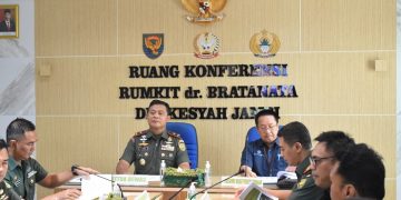 Danrem 042/Gapu saat Hadiri Rapat Dewan Pengawas Rumkit Dr. Bratanata Jambi di ruang rapat Husada Rumkit Dr. Bratanata Jambi, Kamis (06/04/2023) [Dok. Penrem 042/Gapu-Hatta]