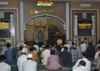 JAMBI,BITNews.id - Peristiwa Nuzulul Qur’an merupakan hari peringatan waktu diturunkannya wahyu Allah SWT (Al-Qur’an) kepada Nabi Muhammad SAW melalui malaikat Jibril ke bumi yang diperingati setiap tanggal 17 Ramadan.  Korem 042/Gapu memperingati Nuzulul Qur’an 1444 H di Masjid At Taqwa Makorem Jl. Jend Urip Sumoharjo Kel. Sungai Putri Kec. Danau Sipin Kota Jambi pada Jumat (7/4/2023).  Peringatan Nuzulul Qur’an ini juga diisi tausiyah yang dibawakan oleh Ustadz H. Muhamad Ali.  Ustadz H. Muhamad Ali mengajak umat Islam agar menjadikan peringatan Nuzulul Qur’an ini sebagai momentum untuk mengingatkan kembali dan merefleksi diri dalam mengimani, membaca, mentadabbur atau, memahami isi kandungan Al Qur’an, mengamalkan dalam bentuk sikap dan perbuatan dan terakhir menyampaikannya kepada seluruh umat muslim.  Al-Qur’an diturunkan kepada Rasulullah SAW secara bertahap, ayat demi ayat, dan surat demi surat. Al-Qur’an merupakan sumber petunjuk untuk mencapai kebahagiaan dunia dan akhirat. Peringatan Nuzulul Qur’an menjadi momentum untuk memahami pesan di dalam Al Qur’an serta mengamalkannya sebagai pedoman untuk membangun peradaban yang lebih unggul, maju, dan mulia.  “Malam Nuzulul Qur'an merupakan salah satu malam penting bagi pemeluk agama Islam di kala bulan suci Ramadan. Ini merupakan malam diturunkannya Al-Quran untuk kali pertama, melalui perantara Malaikat Jibril,” imbuhnya.  Peristiwa Nuzulul Quran menjadi titik penting dalam kehidupan Rasulullah SAW dan Al-Quran sendiri menjadi mukjizat terbesar Rasulullah SAW. Memperbanyak sholat malam adalah amalan baik yang diamalkan pada malam Nuzulul Quran, selanjutnya memperbanyak doa sesuai hajat adalah juga bagian dari amalan pada malam Nuzulul Quran, tutur Ustadz H. Muhamad Ali.  Peringatan Nuzulul Qur’an kali ini diikuti Danrem 042/Gapu Brigjen TNI Supriono, S.IP., M.M., dan Ketua Persit KCK Koorcab Rem 042 PD II/Sriwijaya Ny. Wiwik Supriono, Kasrem 042/Gapu, para Kasi Korem dan Wakil ketua Persit beserta Pengurus Persit KCK Koorcab Rem 042.  Kapenrem 042/Gapu Mayor Inf RM. Hatta mengatakan bahwa peringatan Nuzulul Qur’an yng digelar oleh Korem 042/Gapu ini merupakan upaya mengingatkan peran penting Al-Qur’an sebagai tuntunan dalam menerangi kehidupan manusia.  “Semoga peringatan Nuzulul Qur’an pada Ramadhan 1444 H, membawa perubahan yang signifikan di tengah kondisi masyarakat yang sedang mengalami berbagai macam cobaan. Kegiatan ini bentuk keseriusan Korem 042/Gapu dalam mewujudkan Provinsi Jambi yang diberkahi maju dan sejahtera, jadikanlah momentum ini untuk merefleksi diri untuk berubah lebih baik lagi kedepannya,” harapnya. [Penrem 042/Gapu]