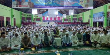 Gubernur Al Haris saat memperingati malam Nuzulul Qur’an 1444 Hijriyah di Pondok Pesantren Al-Mubarak, di Tahtul Yaman Seberang Kota Jambi (Sekoja), Jumat (07/04/2023) malam. [Dok. Luth-Kopasjambi]