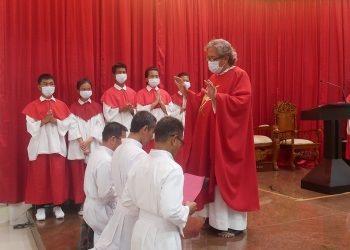Umat Katolik melaksanakan Misa Jumat Agung, terlihat membludak hingga di luar ruangan, dikarenakan antusias mengikuti ibadah Tri hari suci ini, Jumat (7/4/2023) sore. [Foto: Stepanus Hendra]