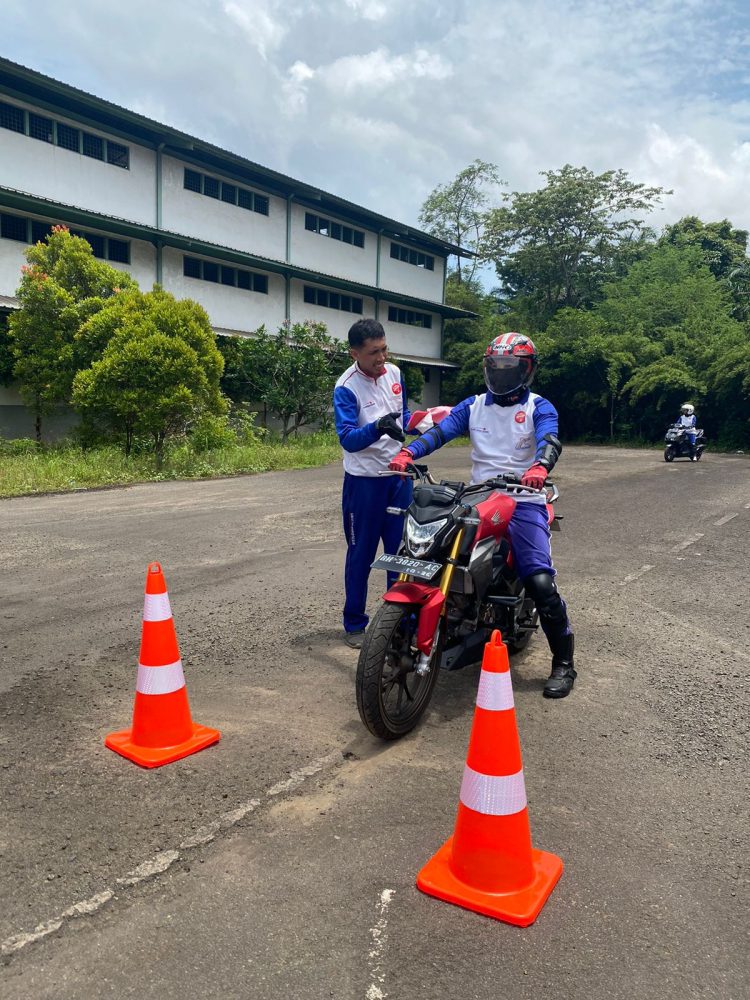 Safety Riding Competition Honda Community Regional Jambi 2023 di Safety Riding Center Sinsen Paal 6, Jambi, Minggu (09/04/2023). [Dok. Ajeng - Sinsen]
