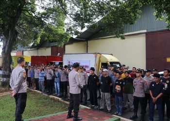 Ribuan paket sembako dari Kapolri Jenderal Listyo Sigit Prabowo diberikan kepada Persatuan Islam Jakarta, Banten dan Jabar. Senin, (10/4/23). [Dok. Div Humas Polri]
