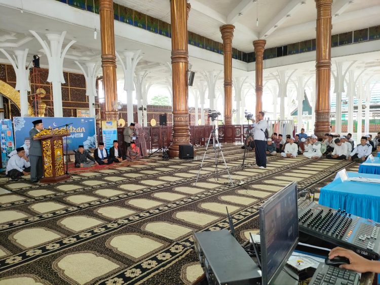 Gubenur Al Haris membuka secara resmi lomba Azan di masjid Agung Al Falah, Kota Jambi, Senin (10/4/23). [Dok. Diskominfo]