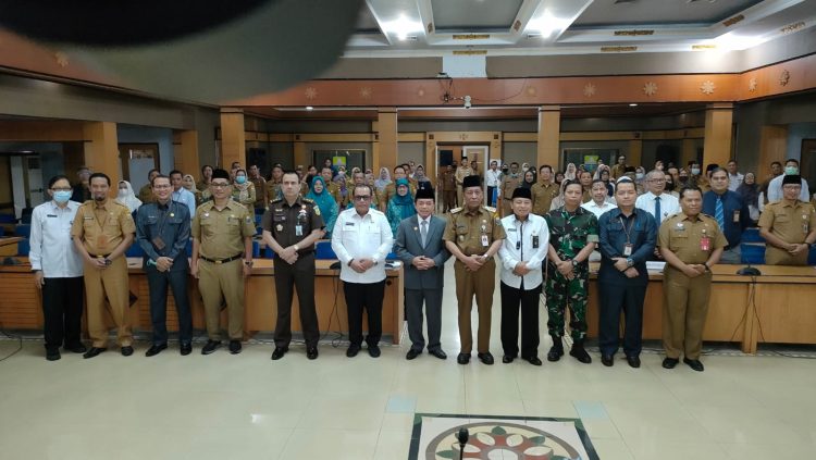 Gubernur Jambi Al Haris, Wakil Gubernur Jambi TPPS Provinsi Jambi, dan steakholder lainnya. [Dok. Diskominfo/Sopbirin]