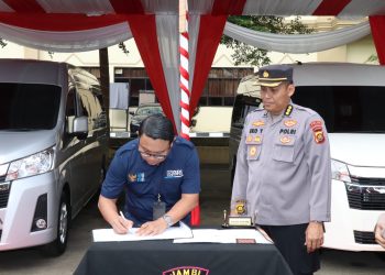 Pimpinan BRI Persero TBK Palembang, Wahyudi Darmawan dan Kepala Cabang dan Staf BRI Wilayah Jambi saat penyerahan hibah 2 Mobil Toyota dari PT Bank Rakyat Indonesia, Senin, (10/04/2023). [Dok, Humas Polda Jambi]