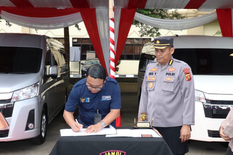 Pimpinan BRI Persero TBK Palembang, Wahyudi Darmawan dan Kepala Cabang dan Staf BRI Wilayah Jambi saat penyerahan hibah 2 Mobil Toyota dari PT Bank Rakyat Indonesia, Senin, (10/04/2023). [Dok, Humas Polda Jambi]