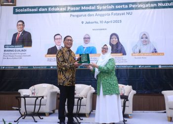 Kepala Eksekutif Pengawas Pasar Modal, Keuangan Derivatif, dan Bursa Karbon OJK, Inarno Djajadi saat bersama Pengurus dan anggota Fatayat NU. (Dok. Humas OJK Jambi)