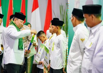 Jenderal Listyo Sigit Prabowo saat memeberi penghargaan kepada atlet Kesti TTKKDH. [Dok. Div Humas Polri]