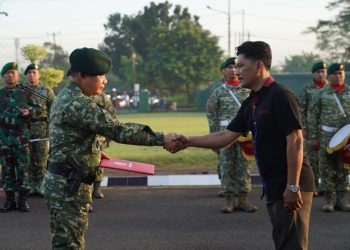 Kasad, Jenderal TNI Dr. Dudung Abdurachman menjadi Irup pada persemayaman Alm. Serka Anumerta di Markas Komando Yonif PR 305/Tengkorak Kostrad Karawang Jawa Barat, Rabu (12/4/2023) [Dok. Dispenad]