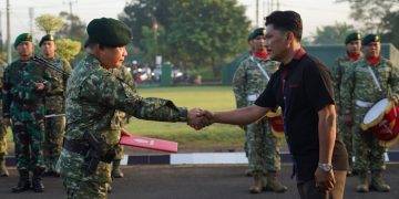 Kasad, Jenderal TNI Dr. Dudung Abdurachman menjadi Irup pada persemayaman Alm. Serka Anumerta di Markas Komando Yonif PR 305/Tengkorak Kostrad Karawang Jawa Barat, Rabu (12/4/2023) [Dok. Dispenad]