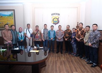 Kapolda Terima Kunjungan Silaturahmi Rombongan EGM Pertamina Patra Niaga di ruang kerjanya, Rabu (12/04/2023). [Dok. Humas Polda Jambi]