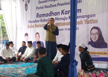 Ketua DPW NasDem, Syarif Fasha saat menyampaikan sambutan di Sekretariat DPW Partai NasDem Jalan Raden Mattaher, Kota Jambi, Rabu (12/4/2023). [Foto: Aurduri.com/Ega]