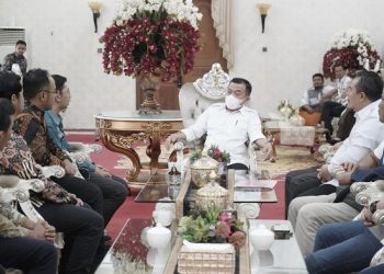 Al Haris menerima kunjungan Executive General Manager Pertamina Patra Niaga Regional Sumbagsel, Zibali Hisbul Masih, Selasa (12/4) bertempat di rumah dinas Gubernur Jambi. [Foto: Diskominfo/Erit Sutriedi]