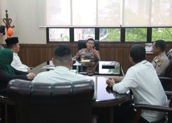 Kapolda Jambi, Irjen Pol. Drs. Rusdi Hartono, M.Si saat silaturahmi bersama Pengurus Baznas Provinsi Jambi, diruang kerja pada Rabu, (12/04/2023). [Humas Polda Jambi]