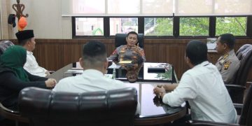 Kapolda Jambi, Irjen Pol. Drs. Rusdi Hartono, M.Si saat silaturahmi bersama Pengurus Baznas Provinsi Jambi, diruang kerja pada Rabu, (12/04/2023). [Humas Polda Jambi]