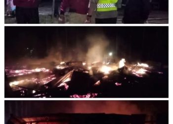 Pihak kepolisian saat berada dilokasi kebakaran yang terjadi di Pematang Pasir, RT 15 Kelurahan Parit Culum 1, Kecamatan Sabak Barat, Kabupaten Tanjab Timur, pada Rabu (12/04/2023) malam. [Dok. Misbah]
