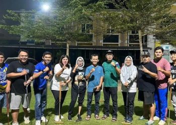 Pengkab Gateball Muaro Jambi bersama sejumlah atlet latihan perdana di lapangan Dinas PUPR Provinsi Jambi. [Dok. Maskun]