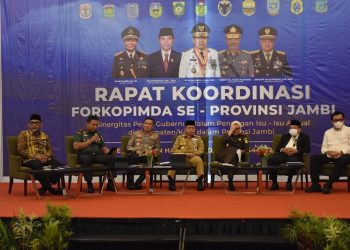 Danrem 042/Gapu saat Ikuti Rapat Koordinasi Forkopimda Se-Provinsi Jambi Ballroom Swiss Bell Hotel, Kamis (13/4/2023). [Penrem 042/Gapu]
