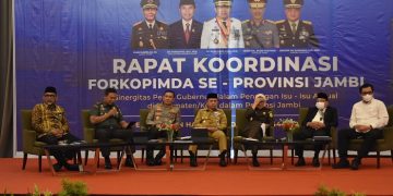 Danrem 042/Gapu saat Ikuti Rapat Koordinasi Forkopimda Se-Provinsi Jambi Ballroom Swiss Bell Hotel, Kamis (13/4/2023). [Penrem 042/Gapu]
