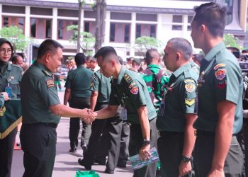Kasad memberikan Bingkisan Lebaran kepada prajurit, PNS, maupun Office Boy (OB) di lingkungan Mabesad, Jakarta, Kamis (13/4/2023). [Dok. Dispenad]
