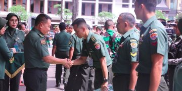 Kasad memberikan Bingkisan Lebaran kepada prajurit, PNS, maupun Office Boy (OB) di lingkungan Mabesad, Jakarta, Kamis (13/4/2023). [Dok. Dispenad]