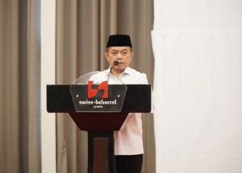 Al Haris saat sampaikan sambutan Penganugerahan Paritrana Award tahun 2022 tingkat Provinsi Jambi sekaligus penandatanganan mou kepesertaan KORPRI, bertempat di Swissbel Hotel Jambi, Kamis (13/04/2023). [Foto: Diskominfo/Harun Al Rasyid]