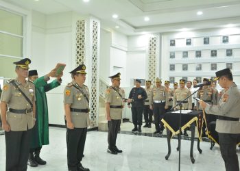 Sertijab Dir Intelkam dan Kepala SPN Polda Jambi di lobi utama Gedung Polda Jambi, Jumat (14/04/2023). [Dok. Humas Polda Jambi]