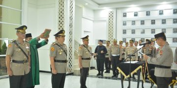 Sertijab Dir Intelkam dan Kepala SPN Polda Jambi di lobi utama Gedung Polda Jambi, Jumat (14/04/2023). [Dok. Humas Polda Jambi]