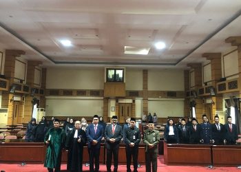 Sekda Sudriman saat melantik dan mengambil sumpah kepada 27 Pejabat Fungsional Pemprov Jambi, di Aula Kantor Disdik Provinsi Jambi, Jumat (14/4/23). [Dok. Sandra Agustin]