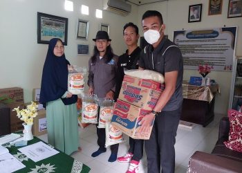 PJS bersama KBO Babel terlihat menyalurkan paket sembako beras dan mie instan kepada sejumlah panti asuhan, yaitu Aisyiyah, Muara Kasih bunda, dan Al-Ikhlas Pangkal Pinang, Jumat (14/04/2023). [Dok. PJS]